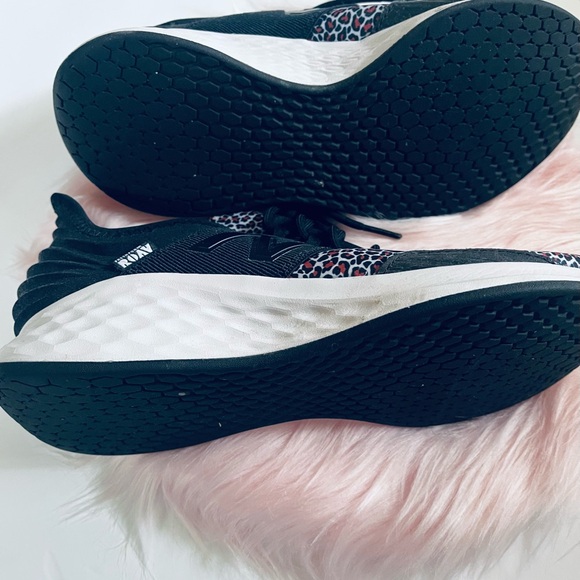 New Balance Sneakers-Size 8 - Picture 5 of 6